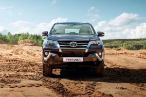 Toyota Fortuner в разгар осени